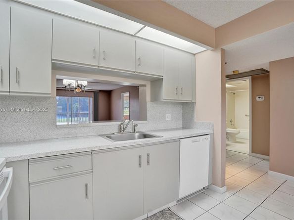 12500 SW 6th St 203N, Pembroke Pines FL 33027