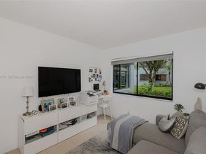 159 Lakeview Dr 102, Weston FL 33326