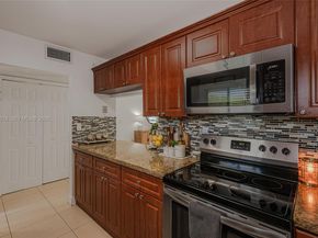 159 Lakeview Dr 102, Weston FL 33326