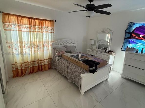 580 NW 185th St, Miami Gardens FL 33169