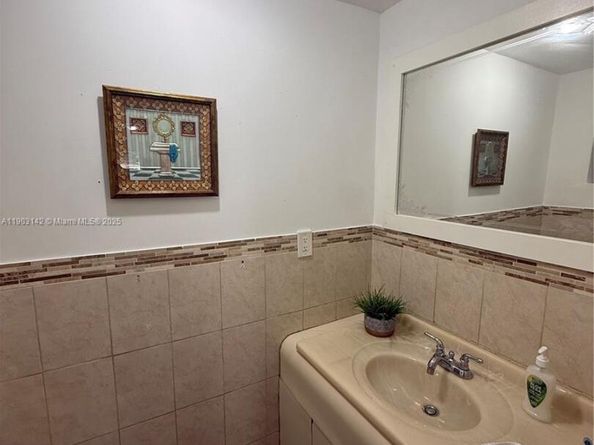 580 NW 185th St, Miami Gardens FL 33169