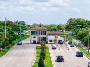 700 SW 137th Ave 215H, Pembroke Pines FL 33027