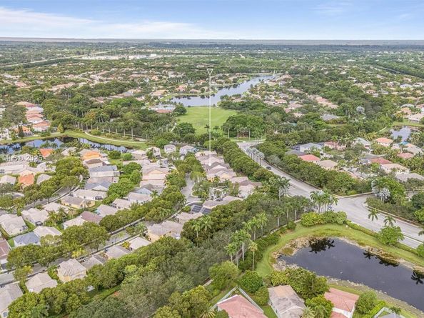 4052 Pine Ridge Ln, Weston FL 33331