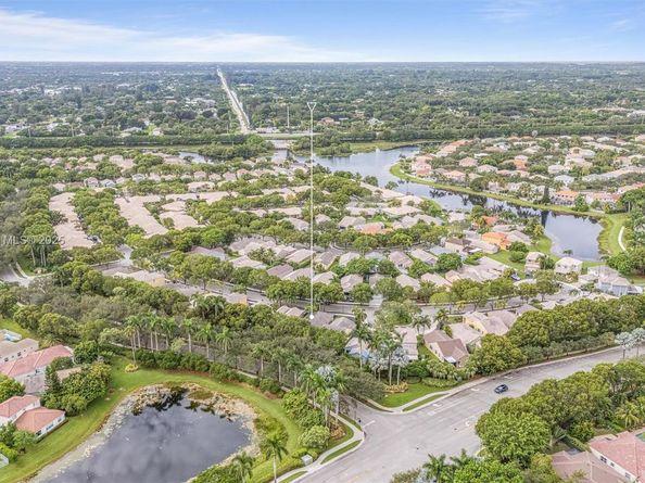 4052 Pine Ridge Ln, Weston FL 33331