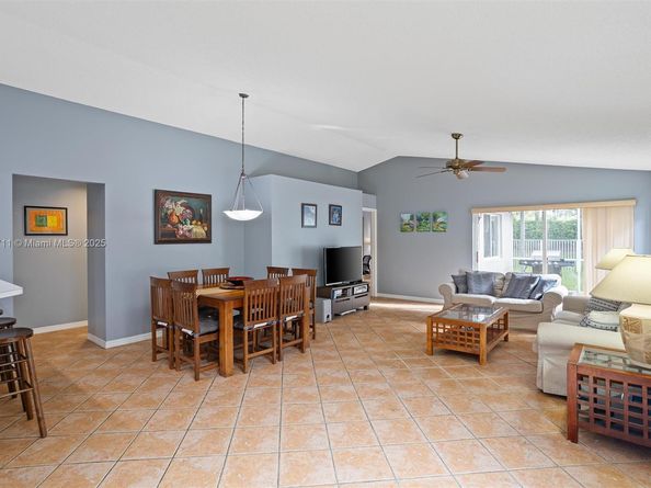 4052 Pine Ridge Ln, Weston FL 33331