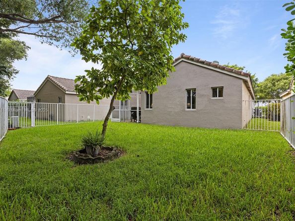 4052 Pine Ridge Ln, Weston FL 33331