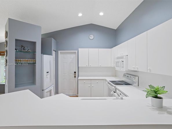 4052 Pine Ridge Ln, Weston FL 33331