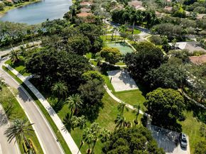 2763 Oakbrook Dr, Weston FL 33332