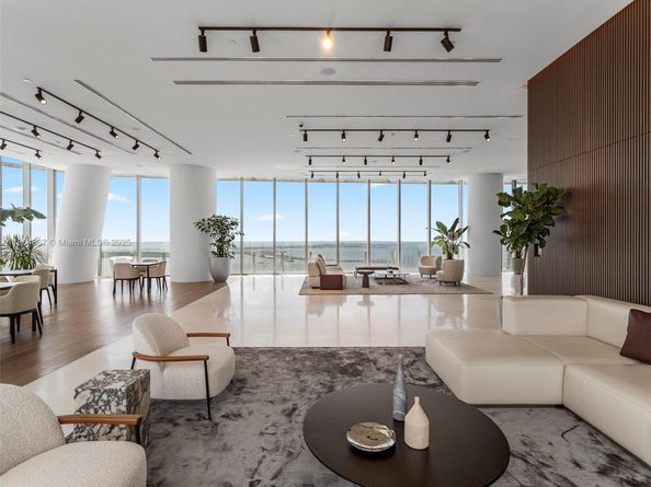 300 Biscayne Blvd Way 2505, Miami FL 33131