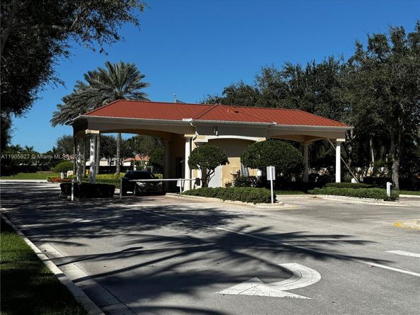 8269 Saint Johns Ct, Wellington FL 33414