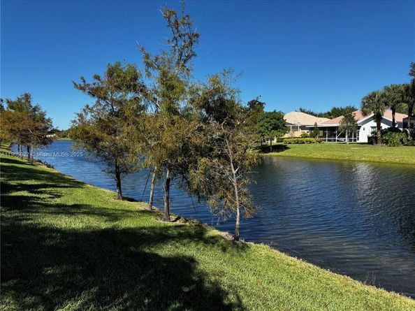 8269 Saint Johns Ct, Wellington FL 33414