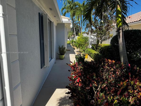 8269 Saint Johns Ct, Wellington FL 33414