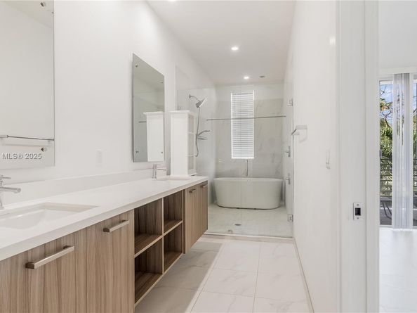 1044 NE 18 103, Fort Lauderdale FL 33304