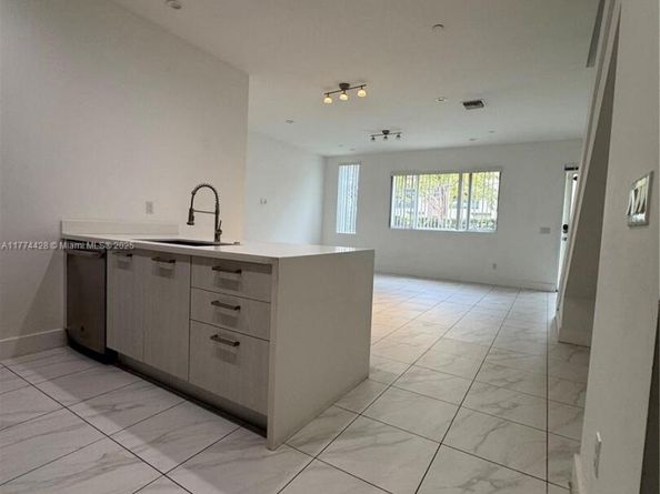 1044 NE 18 103, Fort Lauderdale FL 33304