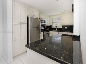 580 Egret Dr 121, Hallandale Beach FL 33009