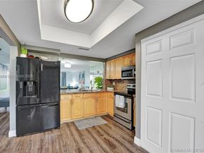 8925 Springtree Lakes Dr, Sunrise FL 33351