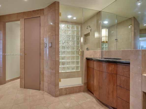 720 NE 69th St 9W, Miami FL 33138