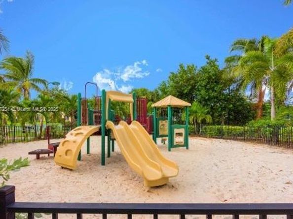 3020 Laurel Ridge Cir, Riviera Beach FL 33404