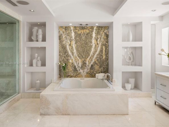 5940 N Bay Rd, Miami Beach FL 33140