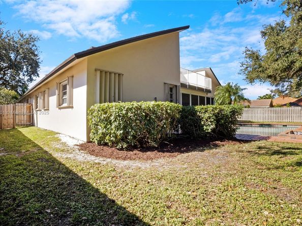 1031 SW 91st Ave, Plantation FL 33324