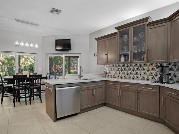 1031 SW 91st Ave, Plantation FL 33324