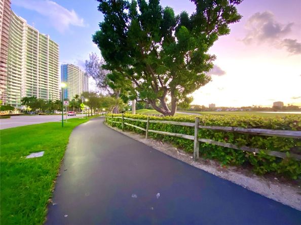 3530 Mystic Pointe Dr 1714, Aventura FL 33180