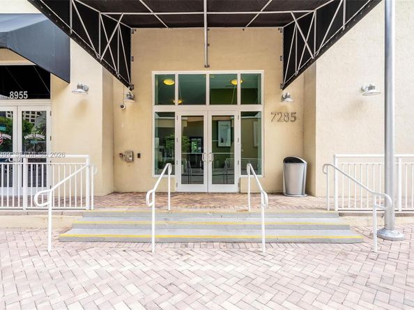 7285 SW 90th St D414, Miami FL 33156
