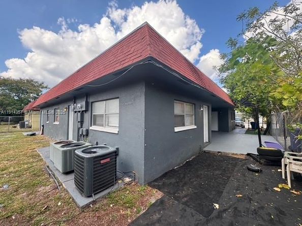 7810 SW 10th St, North Lauderdale FL 33068