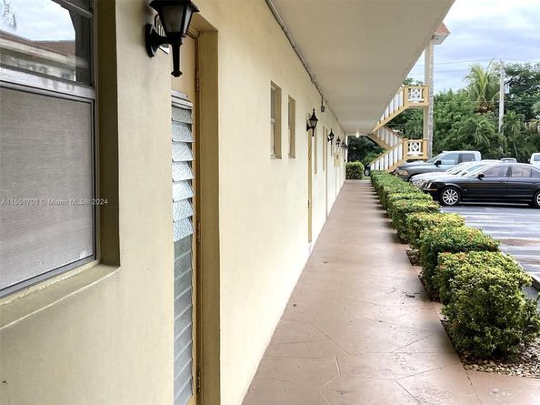 5111 W Oakland Park Blvd 104, Lauderdale Lakes FL 33313