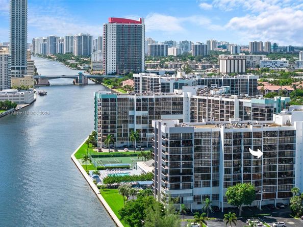 600 Parkview Dr 815, Hallandale Beach FL 33009