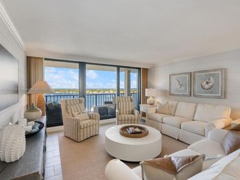 136 Lakeshore Dr