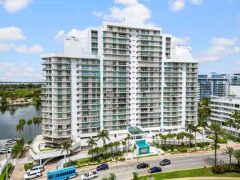 5900 Collins Ave