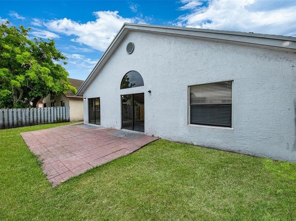 620 Laurel Way, North Lauderdale FL 33068
