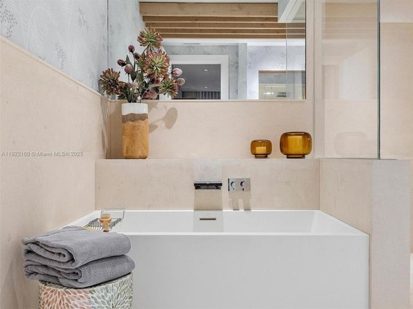 102 24th St PH1613, Miami Beach FL 33139