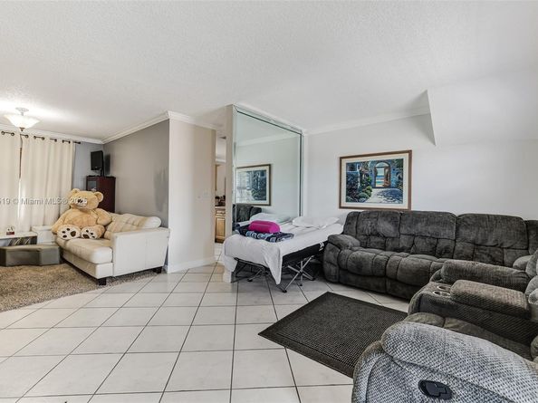 948 E 47th St, Hialeah FL 33013