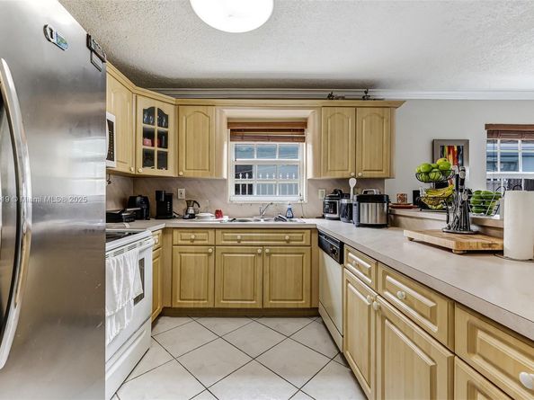 948 E 47th St, Hialeah FL 33013