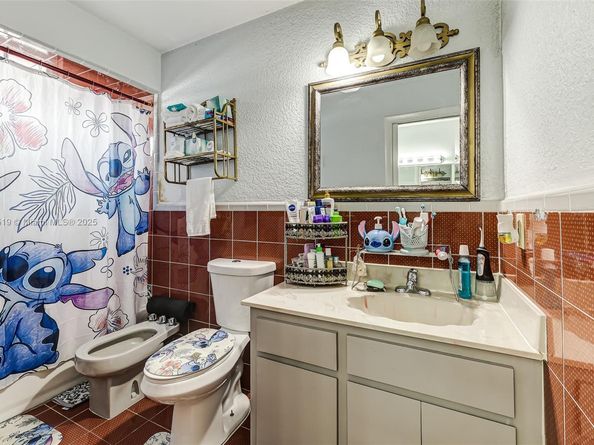 948 E 47th St, Hialeah FL 33013