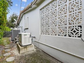 20610 NE 22nd Ct, Miami FL 33180