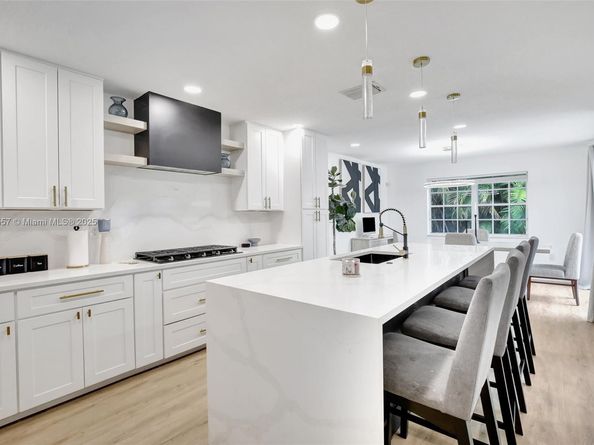 573 NW 135th Ter, Plantation FL 33325