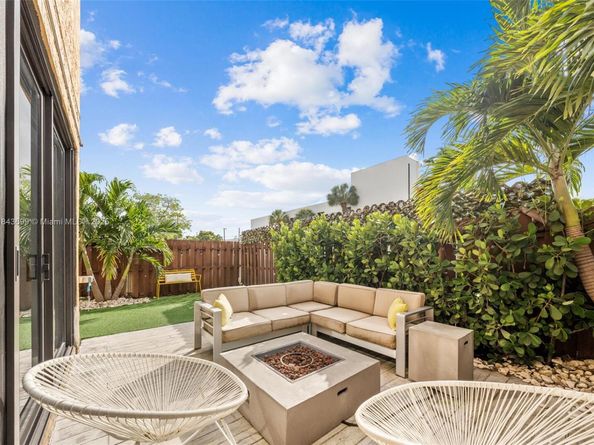 700 SE 14th St J, Fort Lauderdale FL 33316