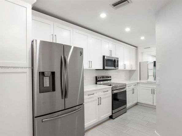 700 SE 14th St J, Fort Lauderdale FL 33316