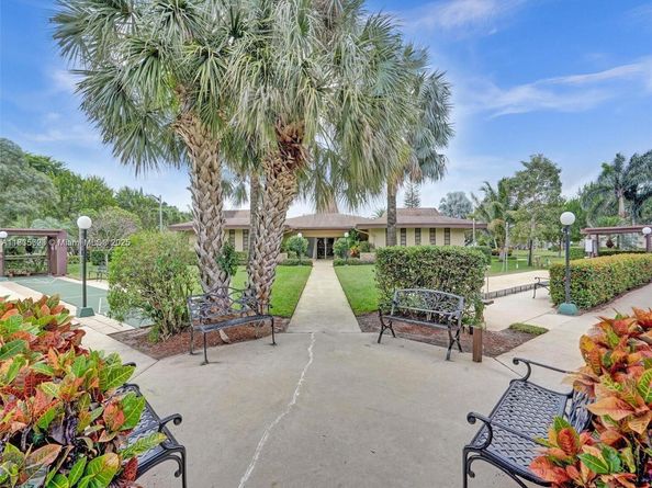 4805 NW 35th St 603, Lauderdale Lakes FL 33319