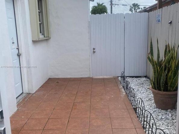 410 W 30th Pl, Hialeah FL 33012