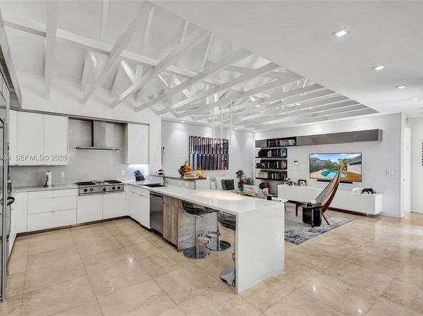 1662 Diplomat Dr, Miami FL 33179