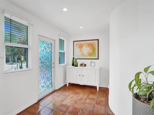 7525 W Treasure Dr, North Bay Village FL 33141