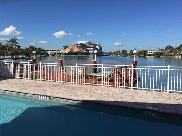 4740 Pine Tree Dr 26, Miami Beach FL 33140