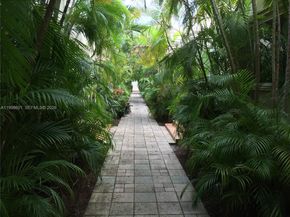 4740 Pine Tree Dr 26, Miami Beach FL 33140
