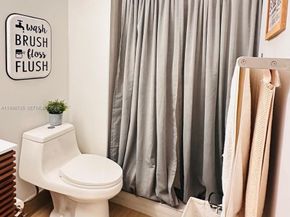 223 Lakeview Dr 204, Weston FL 33326