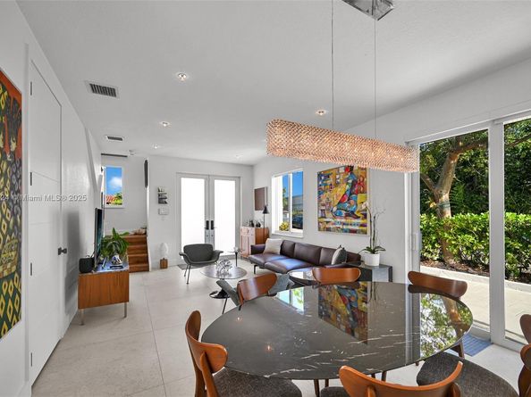 3179 NW 11th St, Miami FL 33125