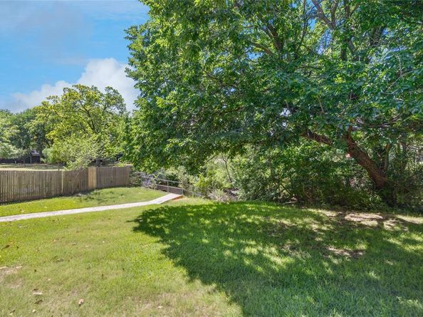 712  Oakwood Trail , Fort Worth Texas 76112